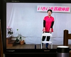 ビデオを見ながら百歳体操します。