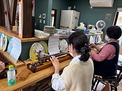 大正琴教室ではゆっくりとひく練習から始めま。